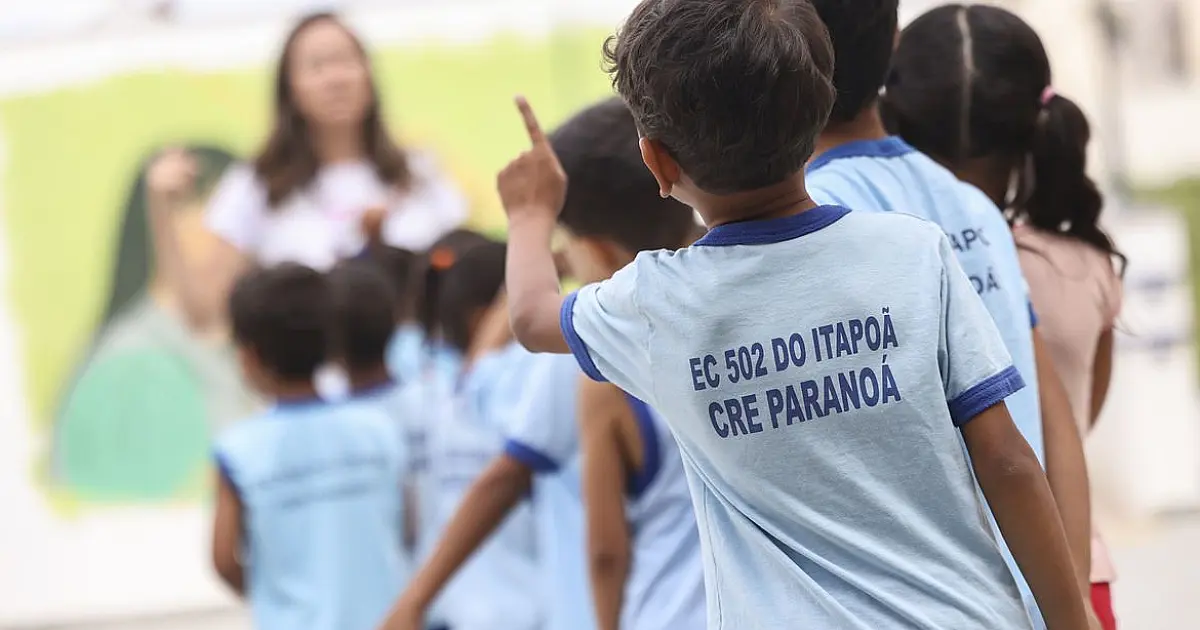 Ensino fundamental alcança 99,5% de frequência em 2025, e atraso escolar recua com melhora na distorção idade-série