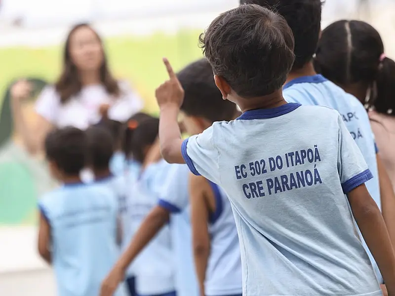 Ensino fundamental alcança 99,5% de frequência em 2025, e atraso escolar recua com melhora na distorção idade-série