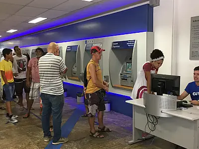 No carnaval 2026, o funcionamento dos bancos no carnaval 2026 muda: agências fecham em 16 e 17/2 e reabrem na Quarta de Cinzas às 12h.
